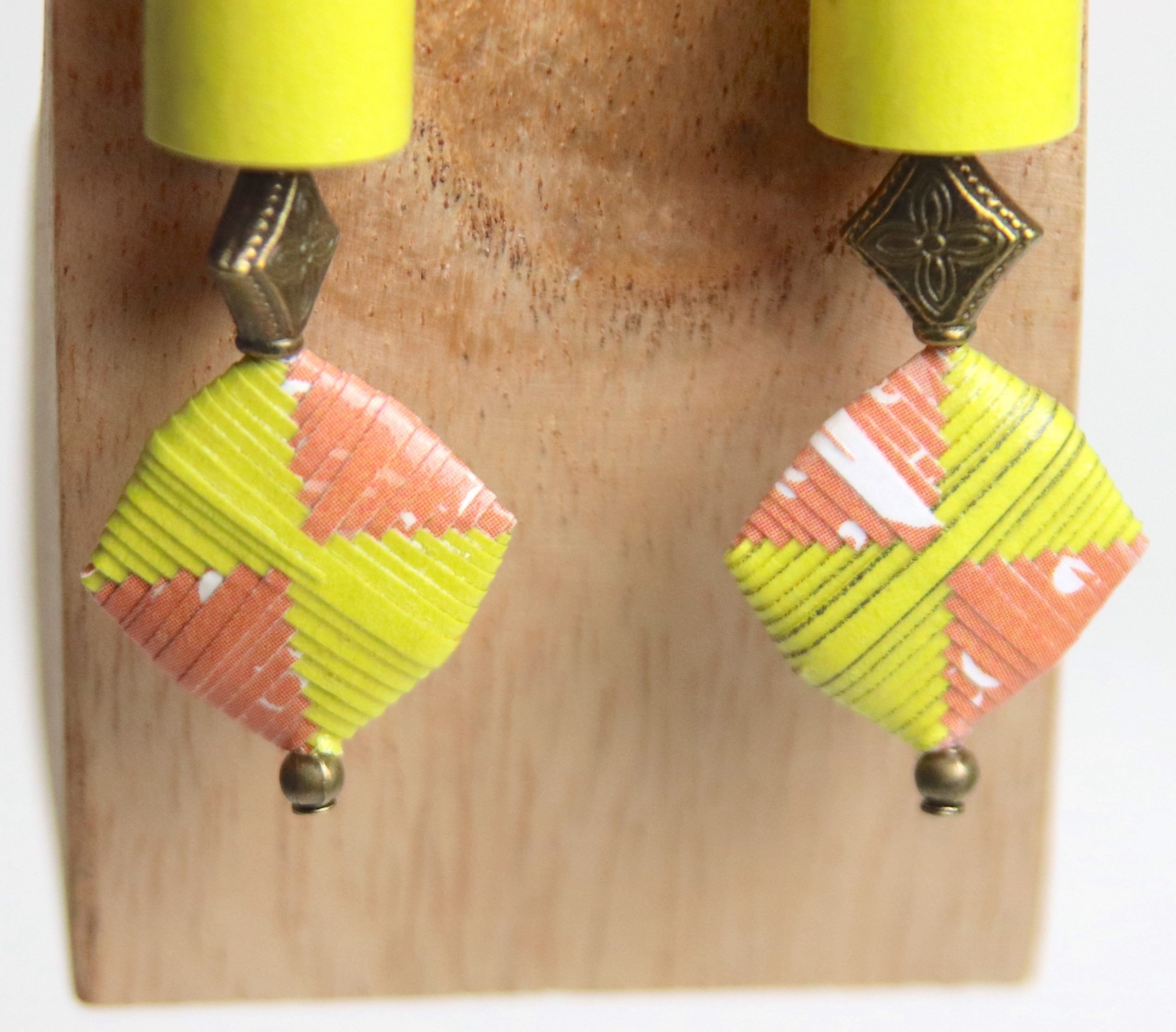 Boucles d'oreilles avec une perle roulée cylindrique et une perle pliée toutes les deux de couleur jaune et saumon et fabriquées en papier