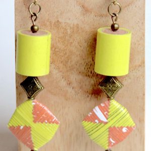 Boucles d'oreilles avec une perle roulée cylindrique et une perle pliée toutes les deux de couleur jaune et saumon et fabriquées en papier