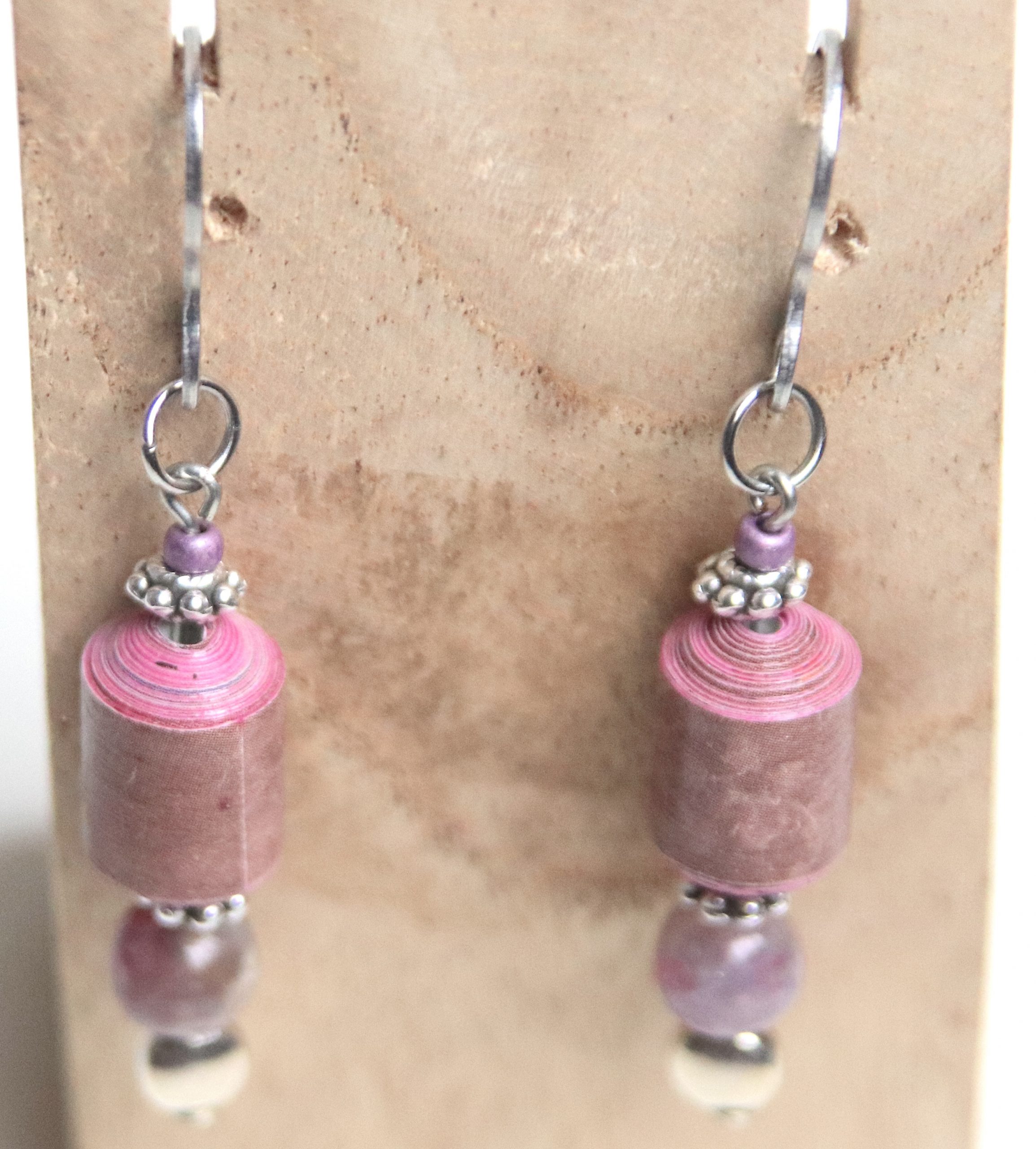 Boucles d'oreilles avec une perle en papier cylindrique rose violette et une perle d'agate du Botswana