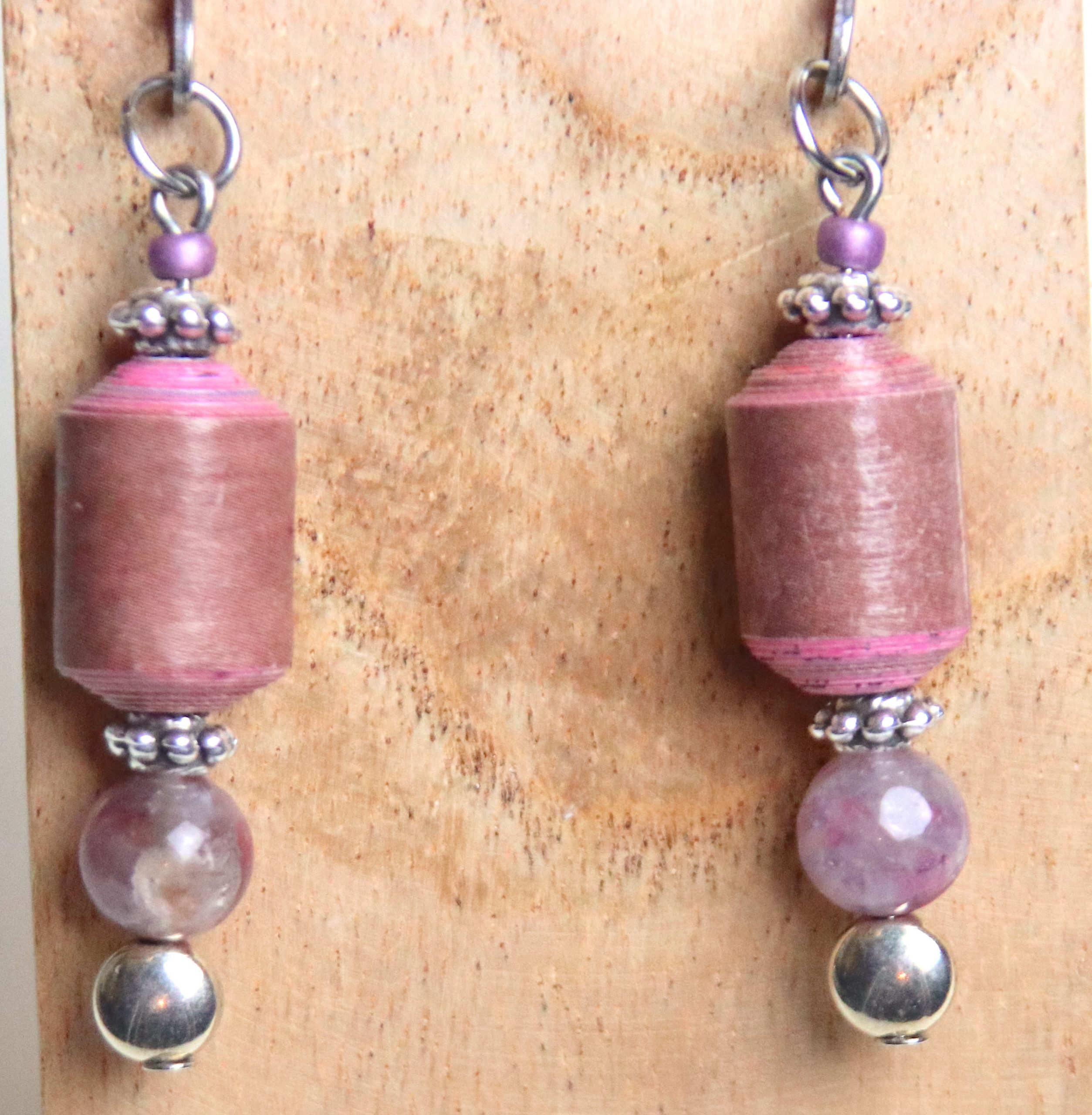 Boucles d'oreilles avec une perle en papier cylindrique rose violette et une perle d'agate du Botswana