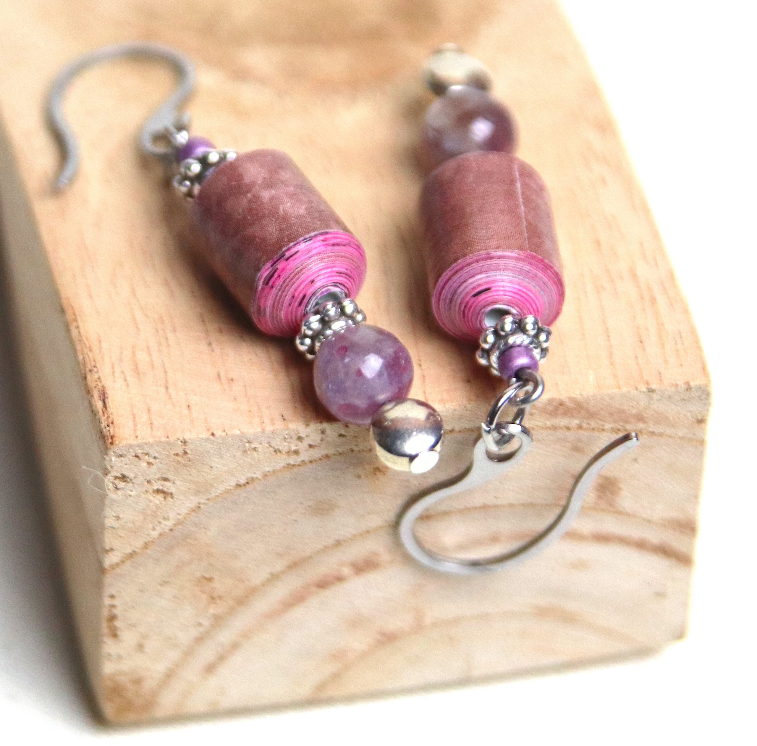 Boucles d'oreilles avec une perle en papier cylindrique rose violette et une perle d'agate du Botswana