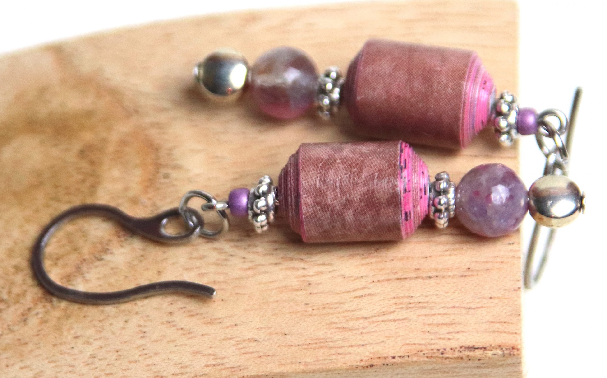 Boucles d'oreilles avec une perle en papier cylindrique rose violette et une perle d'agate du Botswana