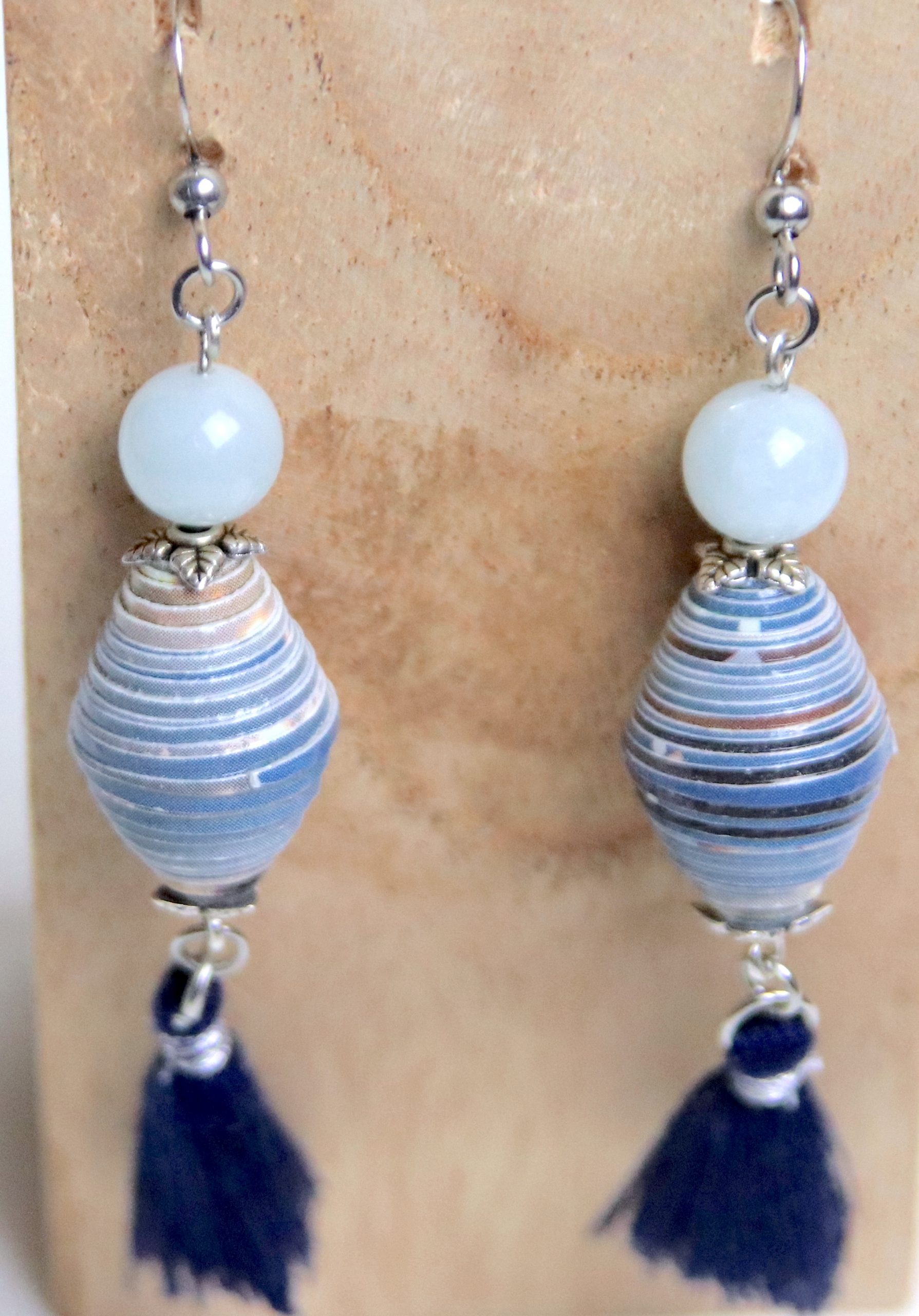 Boucles d'oreilles avec une perle en papier aux tons bleus, une perle d'aigue-marine et un pompon long bleu marine