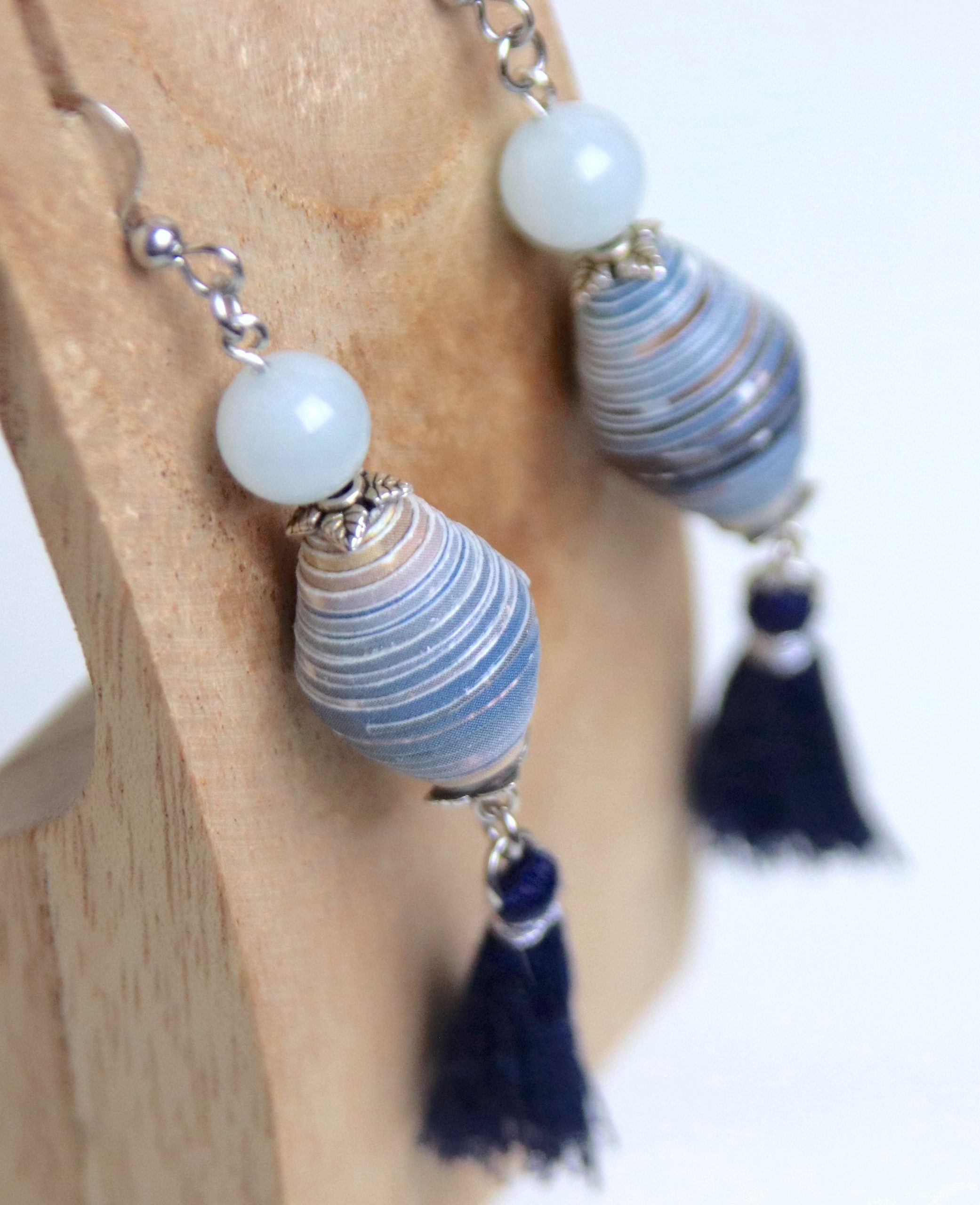 Boucles d'oreilles avec une perle en papier aux tons bleus, une perle d'aigue-marine et un pompon long bleu marine