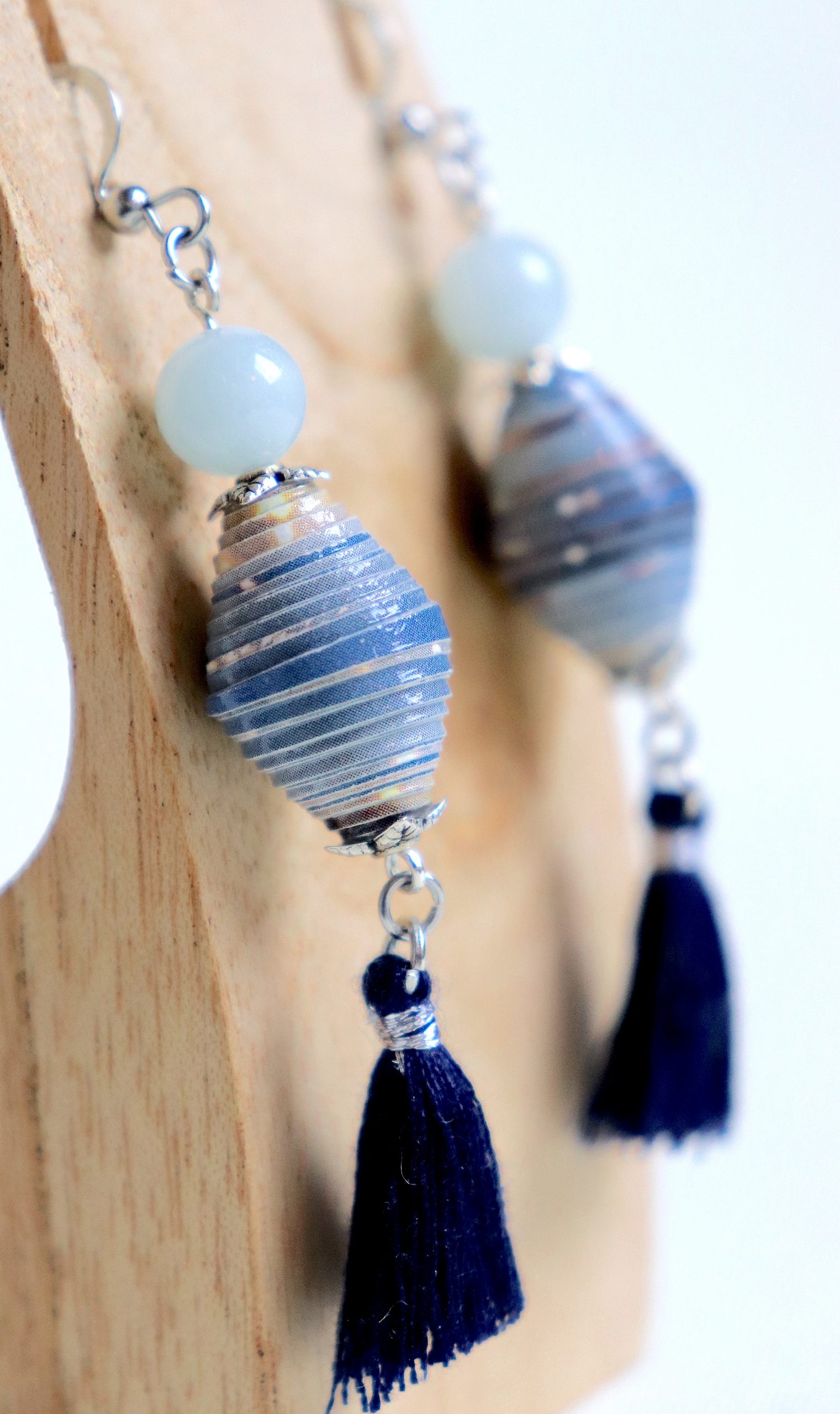Boucles d'oreilles avec une perle en papier aux tons bleus, une perle d'aigue-marine et un pompon long bleu marine