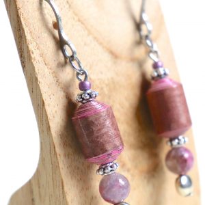 Boucles d'oreilles avec une perle en papier cylindrique rose violette et une perle d'agate du Botswana