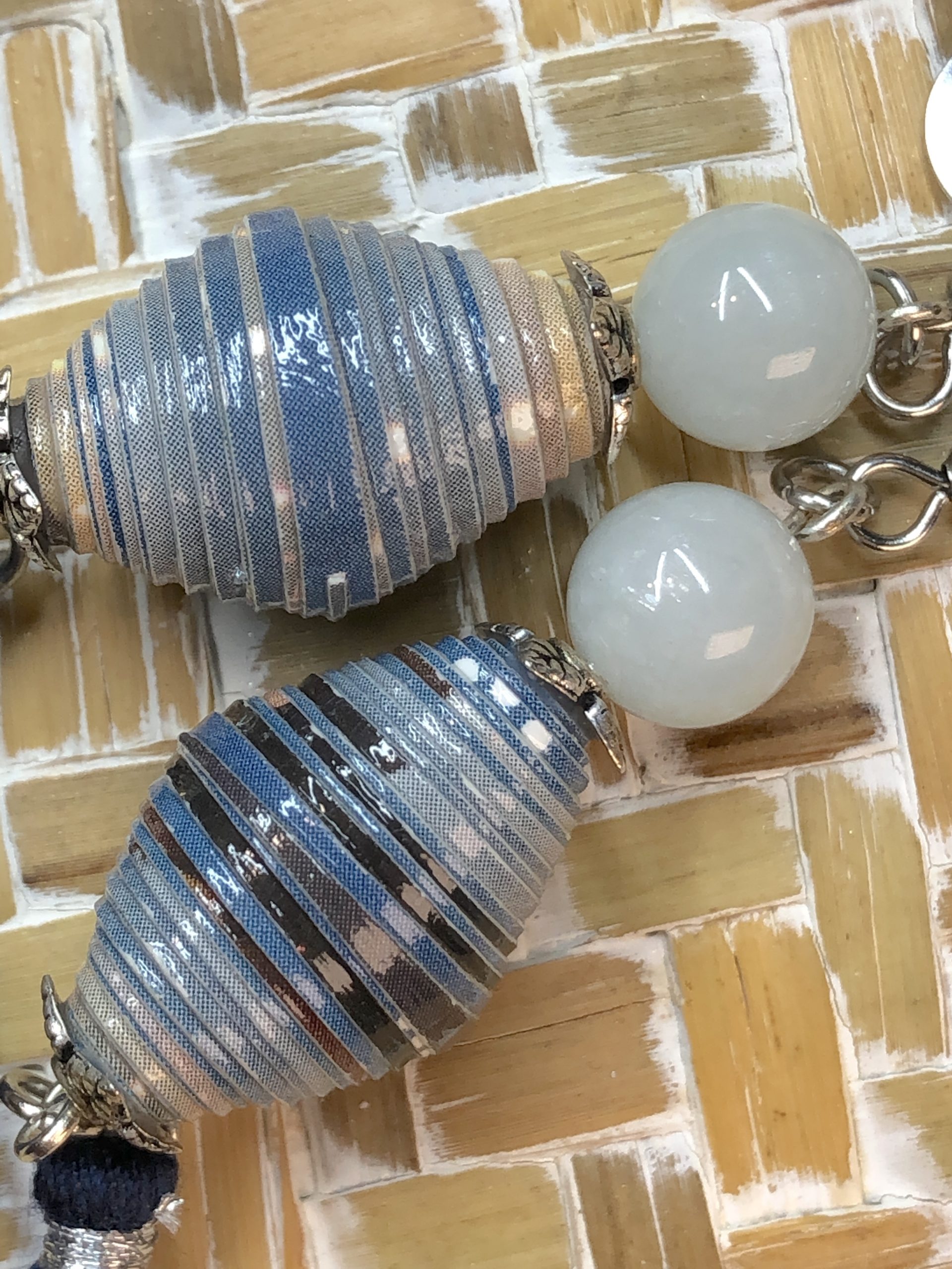 Boucles d'oreilles avec une perle en papier aux tons bleus, une perle d'aigue-marine et un pompon long bleu marine
