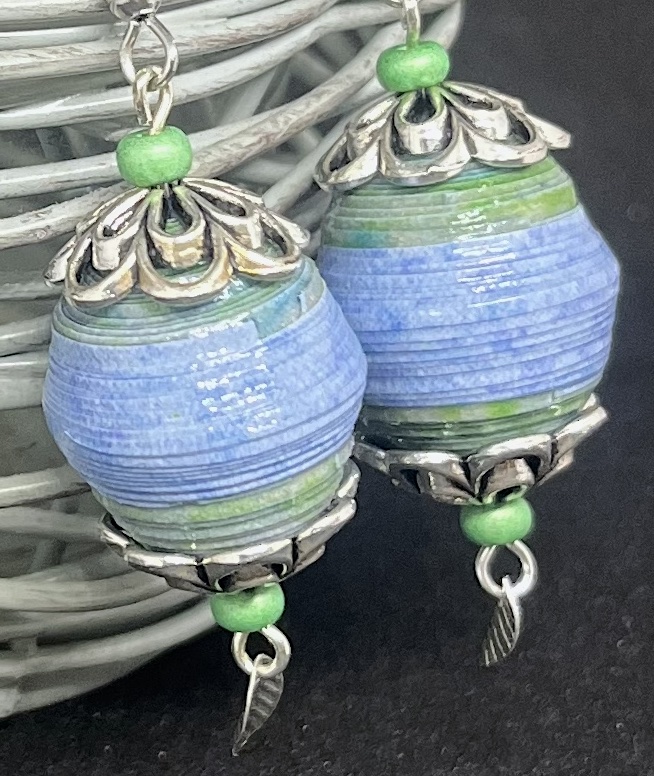 Boucles d'oreilles avec une grosse perle bleue et verte en papier