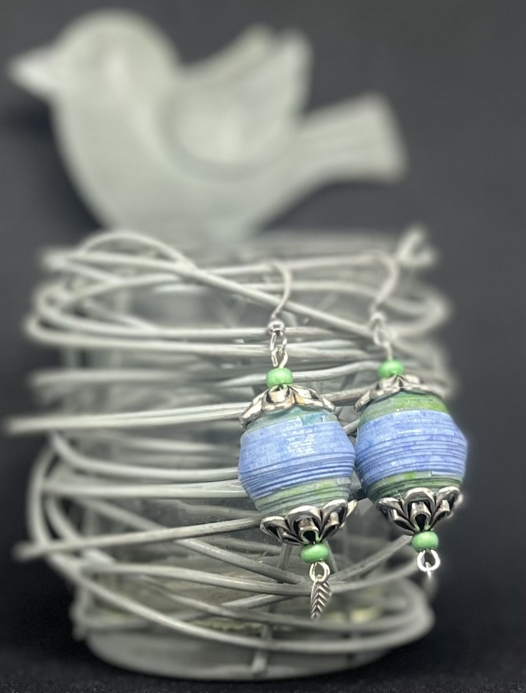 Boucles d'oreilles avec une grosse perle bleue et verte en papier