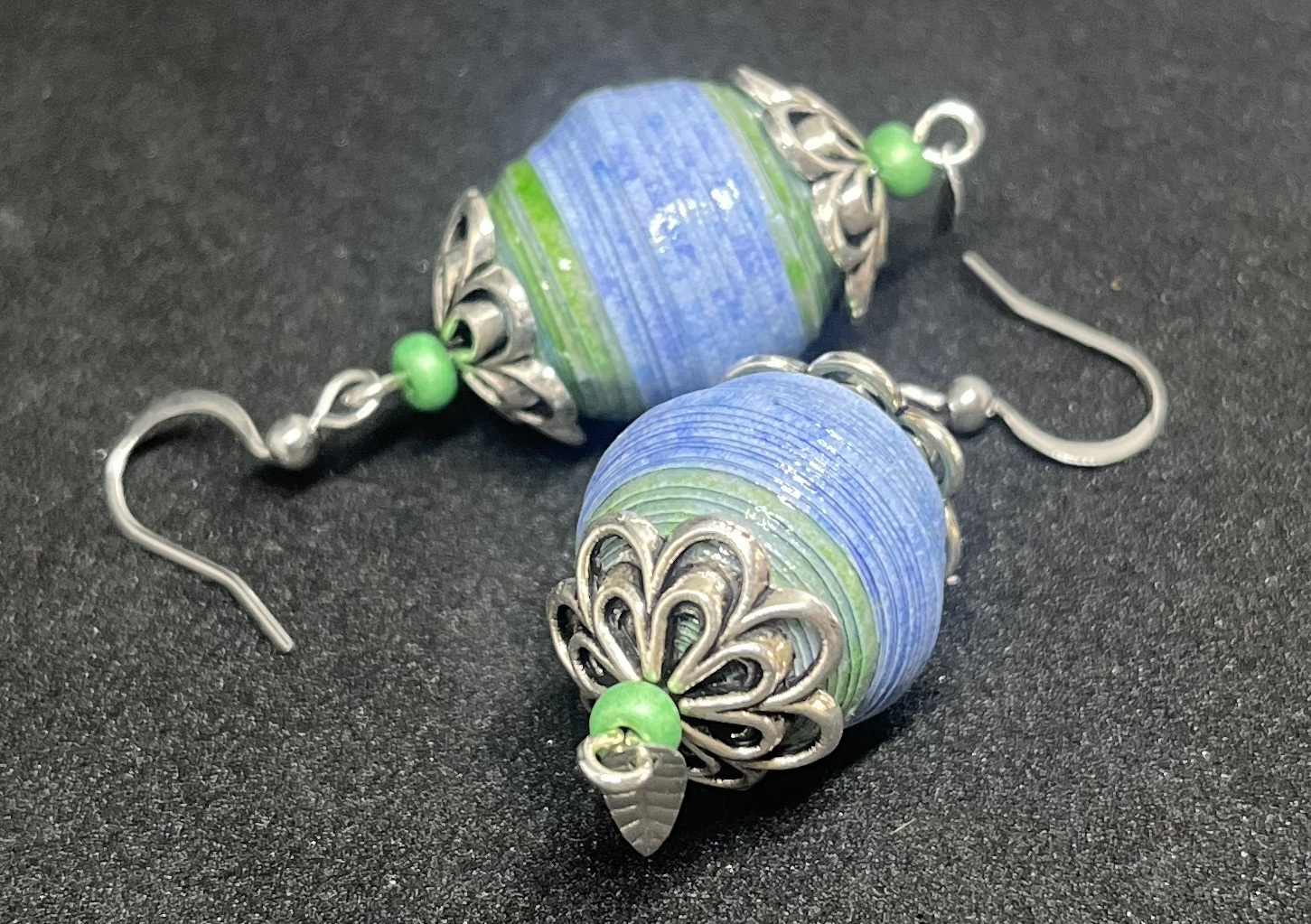 Boucles d'oreilles avec une grosse perle bleue et verte en papier