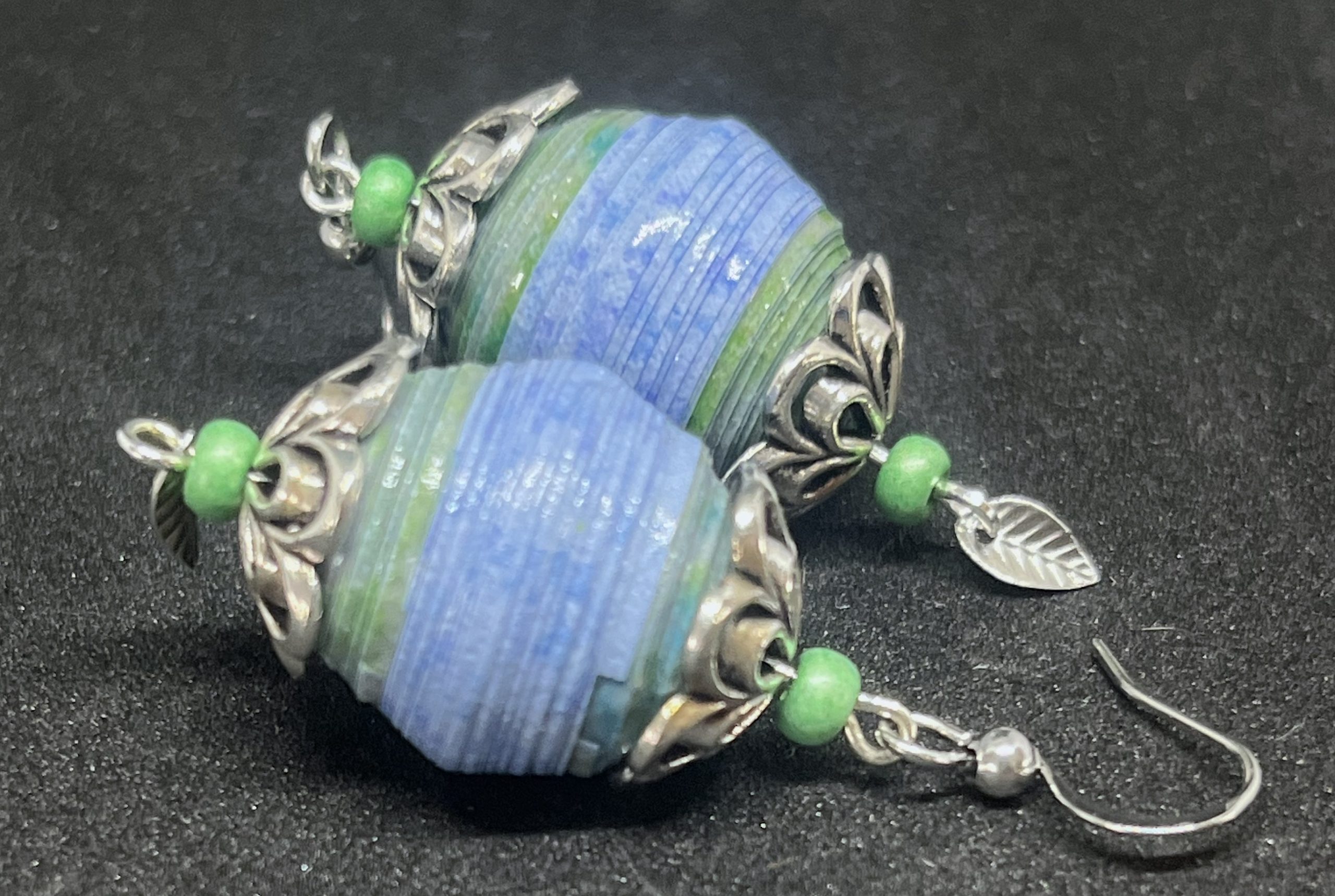 Boucles d'oreilles avec une grosse perle bleue et verte en papier
