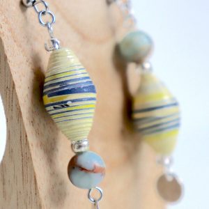 Boucles d'oreilles avec une perle en papier roulé et une perle de jaspe Aqua terra de couleurs bleu jaune
