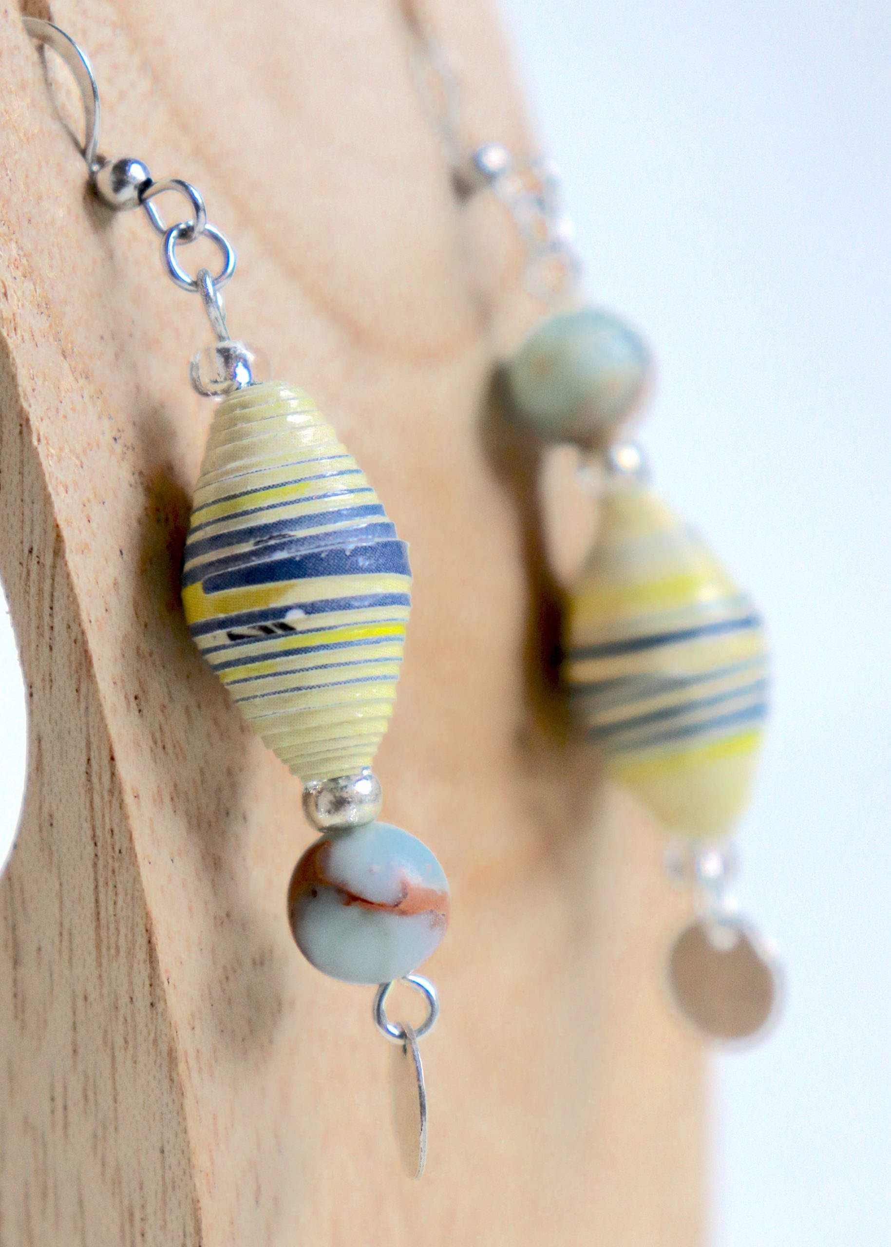 Boucles d'oreilles avec une perle en papier roulé et une perle de jaspe Aqua terra de couleurs bleu jaune