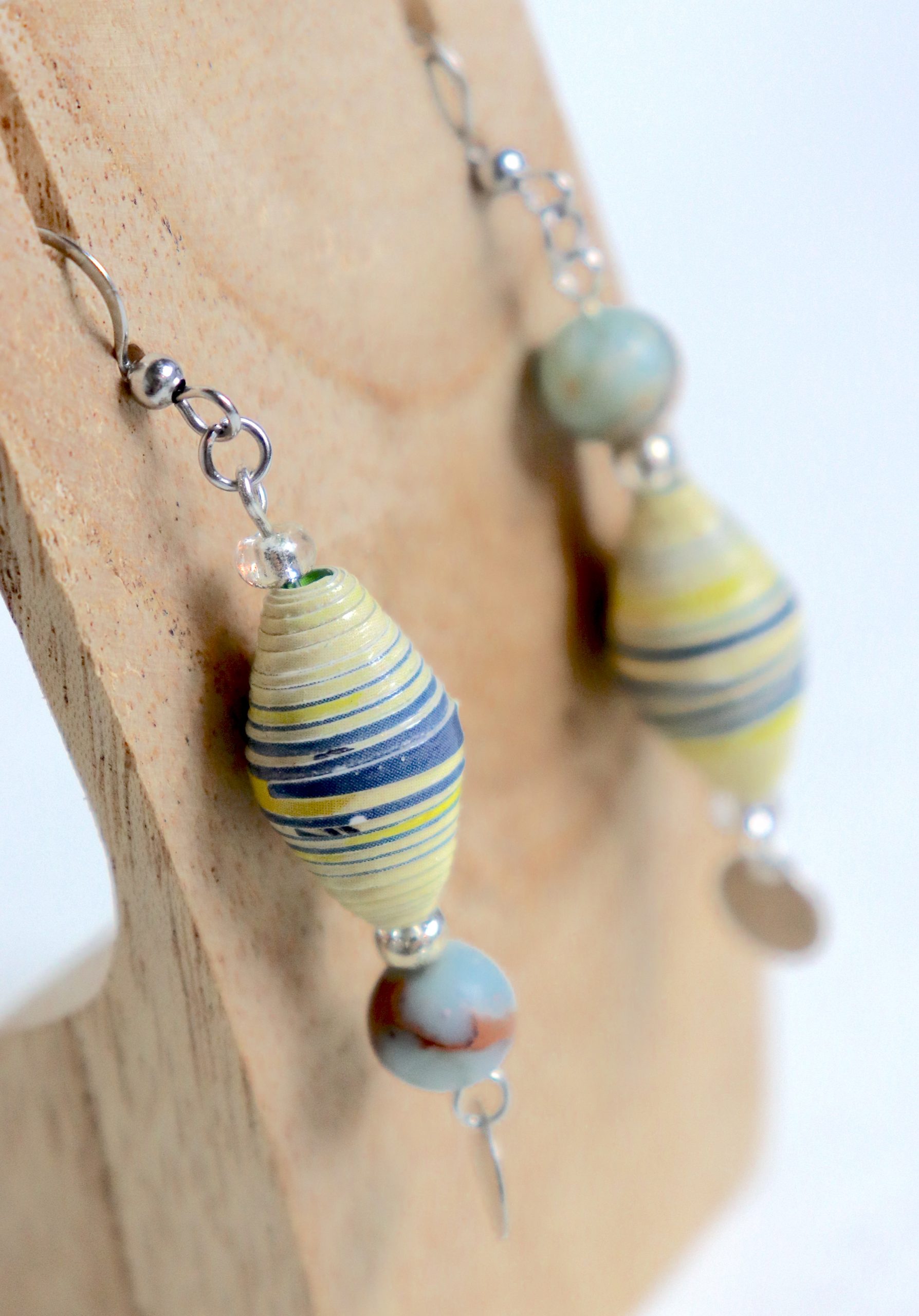 Boucles d'oreilles avec une perle en papier roulé et une perle de jaspe Aqua terra de couleurs bleu jaune