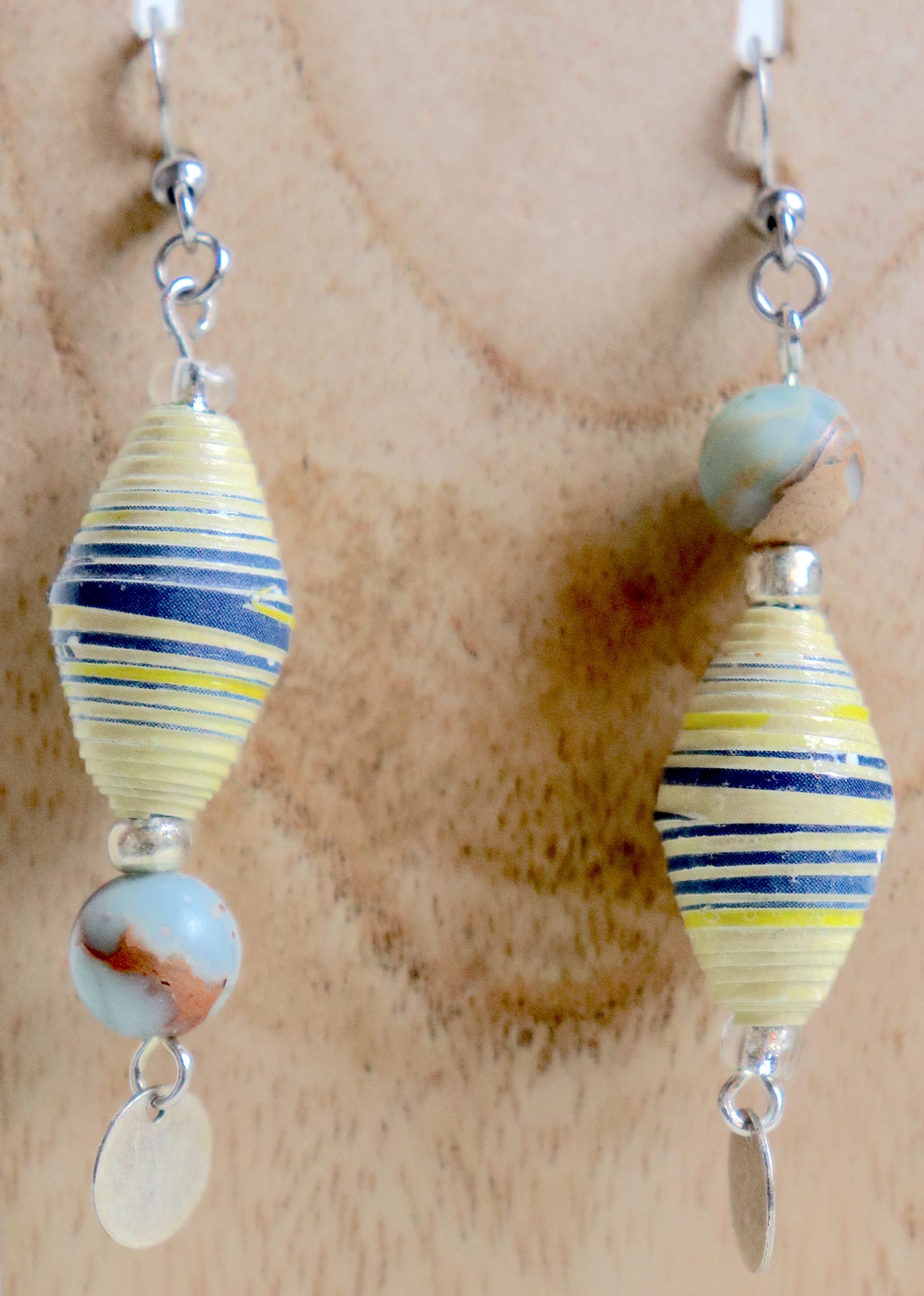 Boucles d'oreilles avec une perle en papier roulé et une perle de jaspe Aqua terra de couleurs bleu jaune