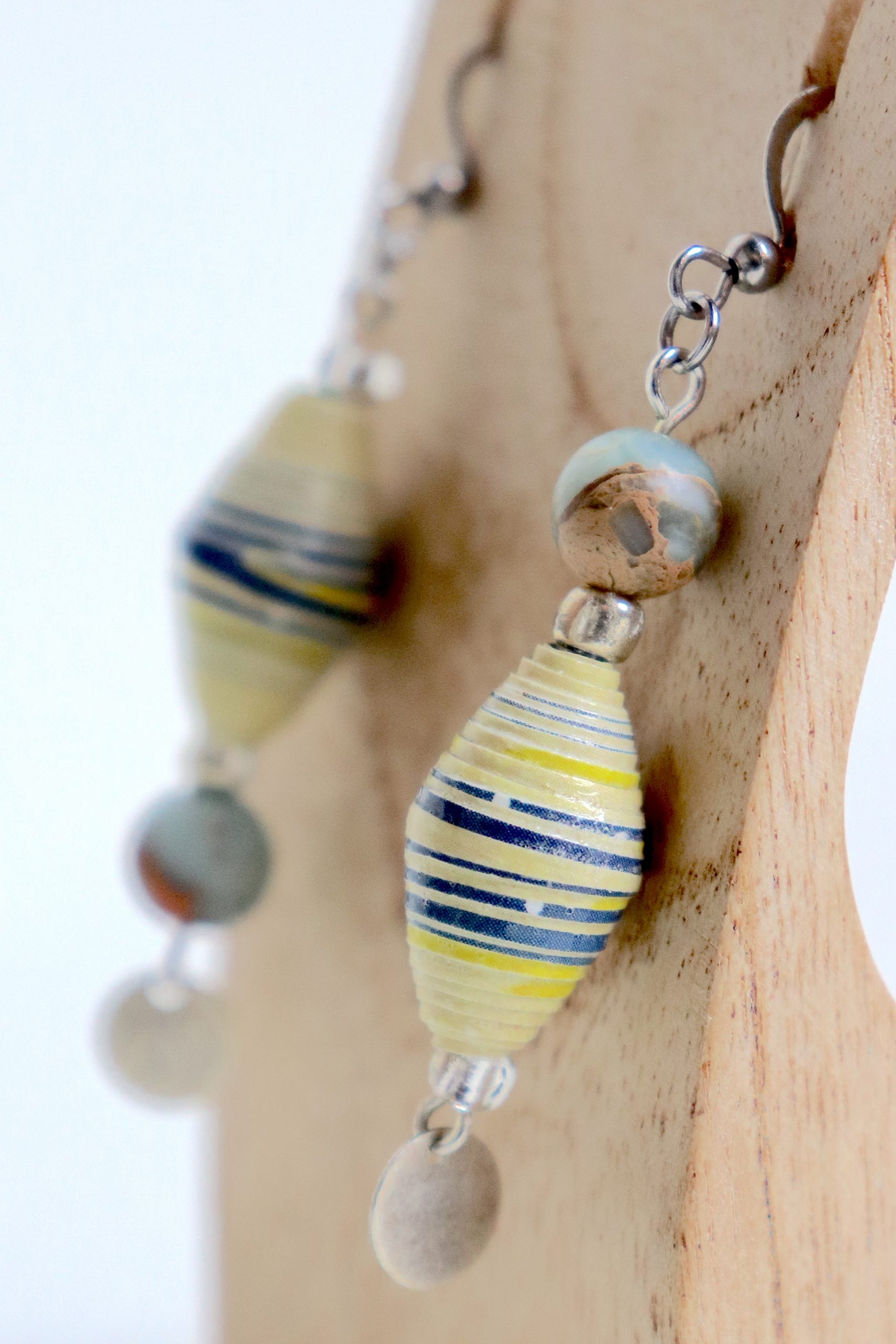 Boucles d'oreilles avec une perle en papier roulé et une perle de jaspe Aqua terra de couleurs bleu jaune