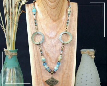 collier en papier avec perles et anneaux en papier artisanal 